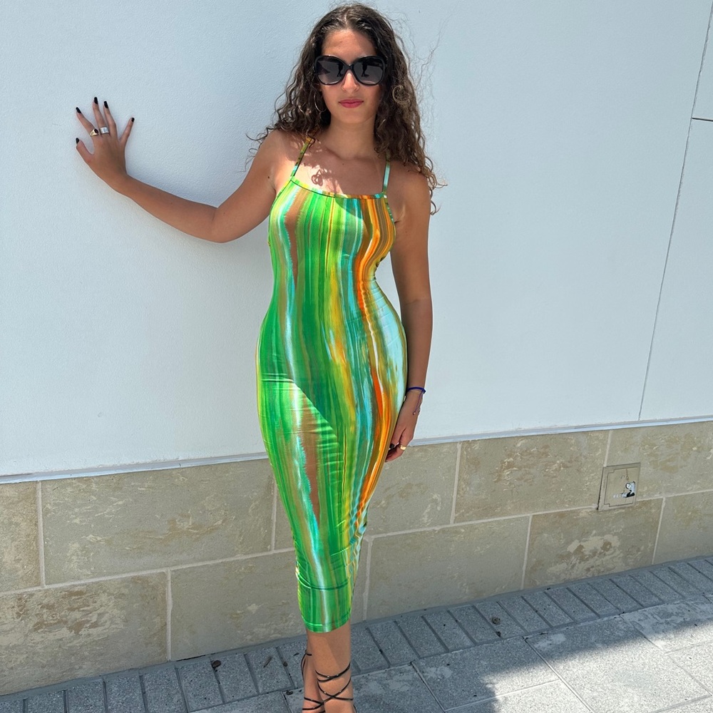 💚. Brand New 💚 Must Have Beautiful Midi Dress 💛